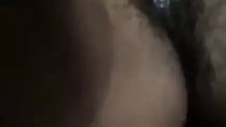 دليل صريح للفتاة الممتلئة: جعل الزوج يهز فرجها المتألم