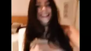 وجه موشوم يتم مضاجعته بقوة أثناء جنس فموي مكثف