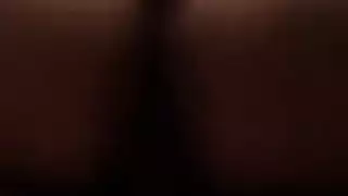 قضيبان آسيويان يملآن كل فتحاتها في مشهد إباحي