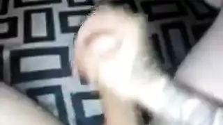 خمر الإيطالي على ركبتيها لاعبة جمباز