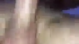 يتلمس طريقه عاري الصدر