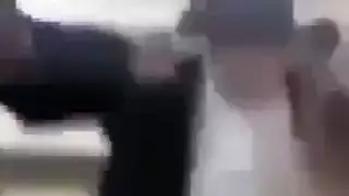 عاهرة متزوجة تمارس جنسًا صعبًا على الأرض مع جارها الشاب