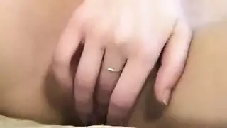 رش صريح للحليب من المص الذاتي في إباحية عازبة ساخنة