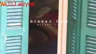 يتجسس وهي تعمل