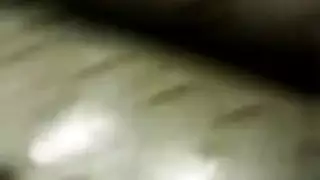 مص عميق لعاهرة: فمها يعبد قضيبه الصلب بلطف
