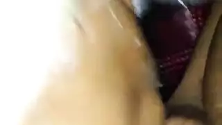 تدليك محفز جنسياً يؤدي إلى اختراق جنسي صريح في جناح الفندق