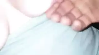 مراهقة بمؤخرة كبيرة تمارس الجنس مع نائب الرئيس وجهها مخفي على الكاميرا