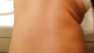 حمام مليء بالقشدة مع جمال نائم