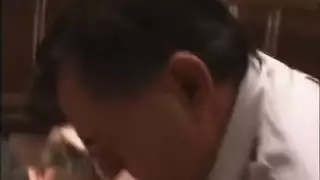 يطلع بزازها في الاسانسير ويرضعها