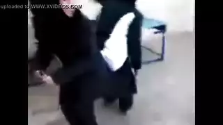 طالبة مصرية شقية تحصل على جنس سحاقي في الفصل