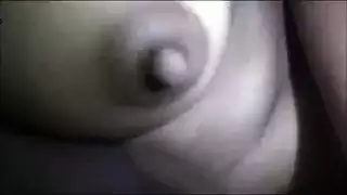 الشب ينام مع زوجة ابي وانتظرها لتنام وامارس العادة السرية فتشوفني وتعمل معي سكس