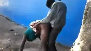 جنس جماعي في الشارع: رجل أفريقي جامح يضرب فتاة مشردة بقوة