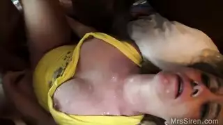 رجل يدخل أيده في كس مراته
