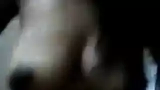 فاتنة مفلس تتعمق في مكتبها وتحاول ألا تئن بصوت عالٍ أثناء كومينغ