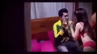 فتاة مع زجاج شرائط قبالة لتضيثر