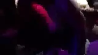 امرأة سوداء مفلس ، ألينا لوبيز تمتص العديد من قضبان الصخور الصلبة على التوالي ، وتستمتع بها كثيرًا