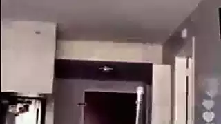 الفتيات الطرف في حالة سكر استغل من قبل سباك