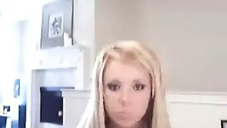 كاتي شيناني لا تخرج من غرفتها كثيرًا ، لأنها تلهمها للاستمناء