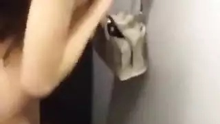 سكس صيني و فتاة صينية سكسي تتناك عالوقف في الحمام