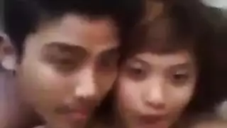 خنثى زوجين ممارسة الجنس على الأرض.