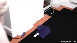تقضي سكرتيرة شقراء وأصدقائها وقتًا ممتعًا مع رجل قرني متزوج
