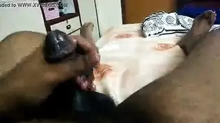 الفتيات قرنية يركع على الأرض وامتصاص ديك ضخمة، على المسرح.