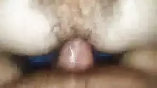 قررت امرأة مفلس ممارسة الجنس سرا مع جارها أثناء وجوده في العمل.