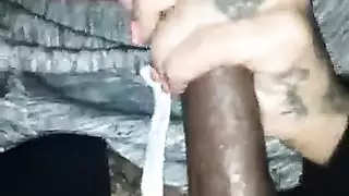 رأس قذرة من الفتاة ذات الرداء الأسود