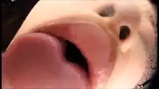 فتاة يابانية تحشو كسها المشعر ، بينما ترفع ساقيها عالياً فوق رأسها