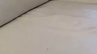 امرأة سمراء ساخنة يلعب مع ثدييها الهائل