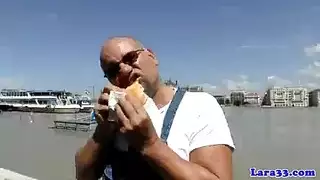 لا شك أن شقراء ناضجة تخدع زوجها مع رجل قابلته منذ فترة.