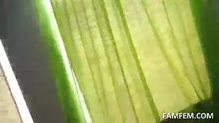 يبدو أن صديقته المراهقة المثيرة تحب ممارسة الجنس قليلاً ، لأنها تثيرها أكثر من أي شيء آخر