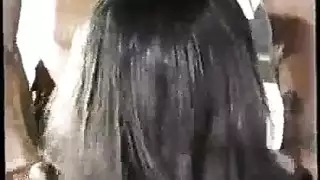 سيمون ريتشاردز تلعق لسانها المرن