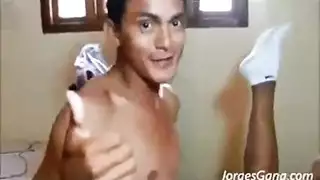 ثلاثة مراهقين مذهلين يحتفلون في الهواء الطلق ويتسخون