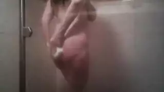 تصور نفسها عريانة في الحمام وتاخذ دش و تلعب في بزازها الممتلئة و طيزها