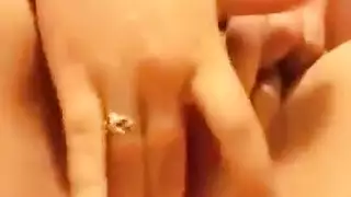 ممحونة مصرية تبدي بزازها و لحمها الساخن و تلعب في بظرها و تستمني كسها السمين المنتوف