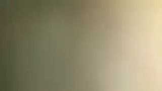 تلعب الجدة الطيبة مع دسارها الكبير ، بينما يراقبها رجل أسود مقرن