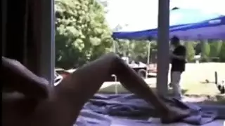 البستاني قرنية يحمل بوسها