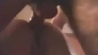 قرنية ناضجة رومانية فاتنة مارس الجنس من قبل صديقها بينما ساعات الزوج