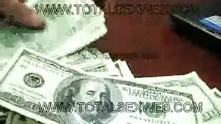 الرجل الأسود وصديقته سخيف مثل الجنون بينما لا أحد آخر في المنزل ، في ذلك اليوم