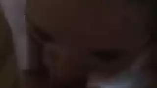 شقراء روسية تمتص بلطف عصا لحم صلبة ، بينما تركع أمام رجلها