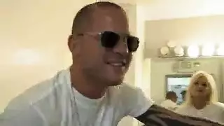 كانت فتاتان تشربان المشروبات وتستعدان لممارسة الحب مع فتاة من الحي