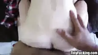 الحسية شقراء في سن المراهقة فاتنة حريصة على مص الديك الخاص بك