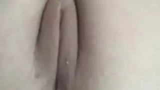 تلعب امرأة سمراء فاتنة مع هزاز لها حتى انها