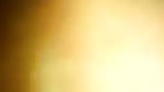 امرأة مفعم بالحيوية في جوارب الوردي والأحذية الحمراء مع الكعب العالي هو ممارسة الجنس الساخن.