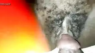 تظهر متخنث جنسي أسود حلو لها العضو التناسلي النسوي ويأخذ شد الحبل