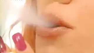 امرأة مفلس تدخن سيجارة وتبتسم