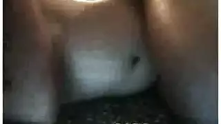 اثنين من السمراوات مثير يلعبان رجل أقرن