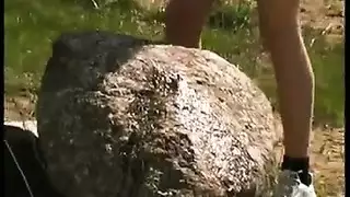 مومتس جميلة تأكل خطفها بعد اللسان