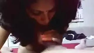 فتاة هندية جميلة تحصل على عارية من قبل البحيرة